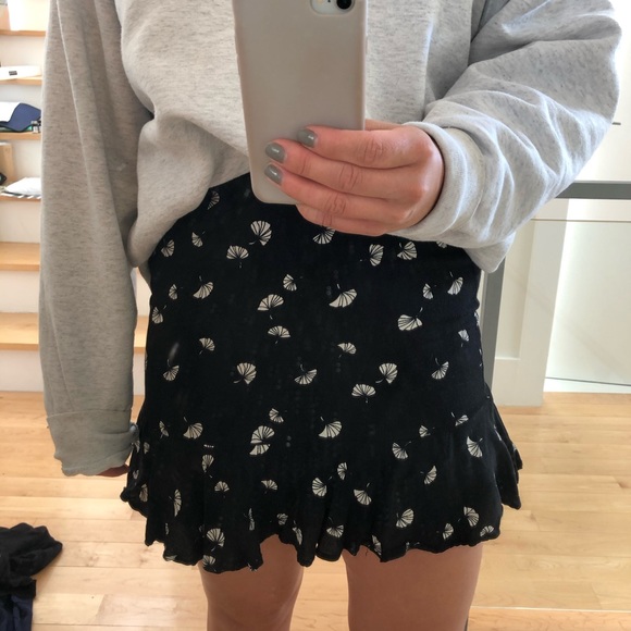 Trendy Forever 21 Black Fan Mini Skirt - Picture 2 of 9